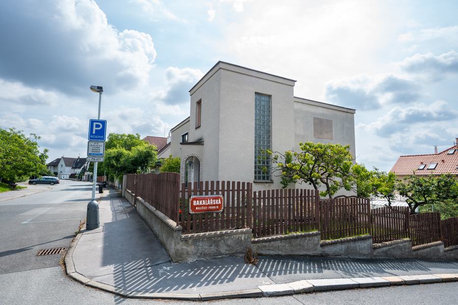 Vila z ulice, vila Rektorská, Praha 10 – Malešice
