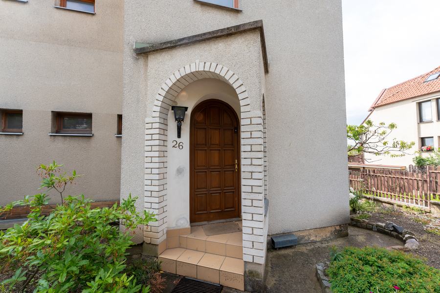 Vstup do domu, vila Rektorská, Praha 10 – Malešice