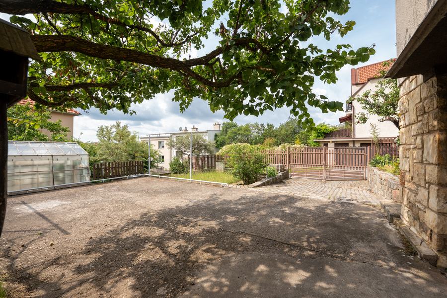 Dvůr a zahrada, vila Rektorská, Praha 10 – Malešice