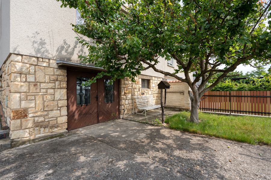 Garáž a dvůr, vila Rektorská, Praha 10 – Malešice