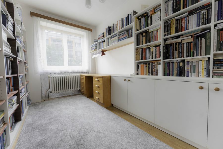 Pracovna s knihovnou, vila Rektorská, Praha 10 – Malešice