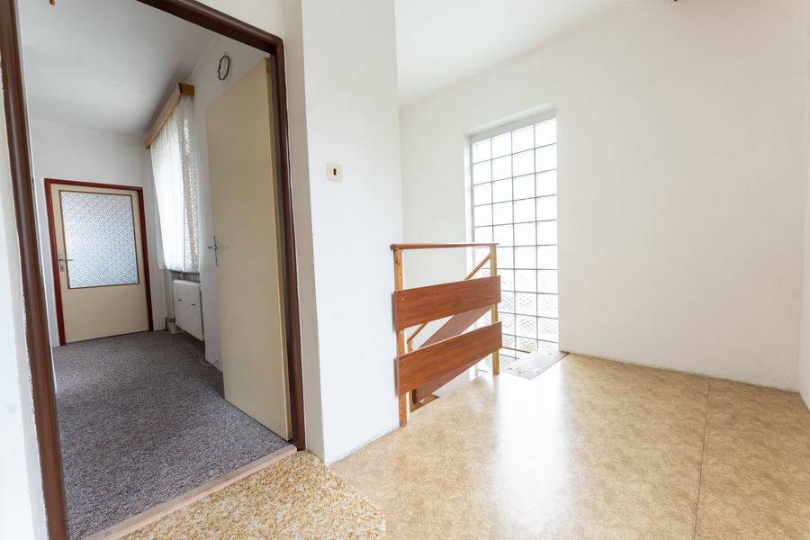 Hala a schodiště, vila Rektorská, Praha 10 – Malešice